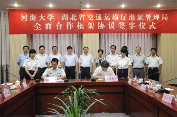 王乘校长（前排右一）和朱晓光局长（前排右二）共同签署全面合作框架协议