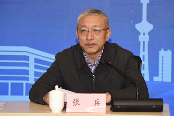 河海大学总会计师,长江保护与绿色发展研究院副院长张兵主持圆桌会议