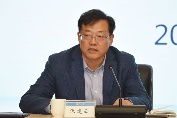 科学研究院原院长,长江保护与绿色发展研究院院长张建云主持座谈会